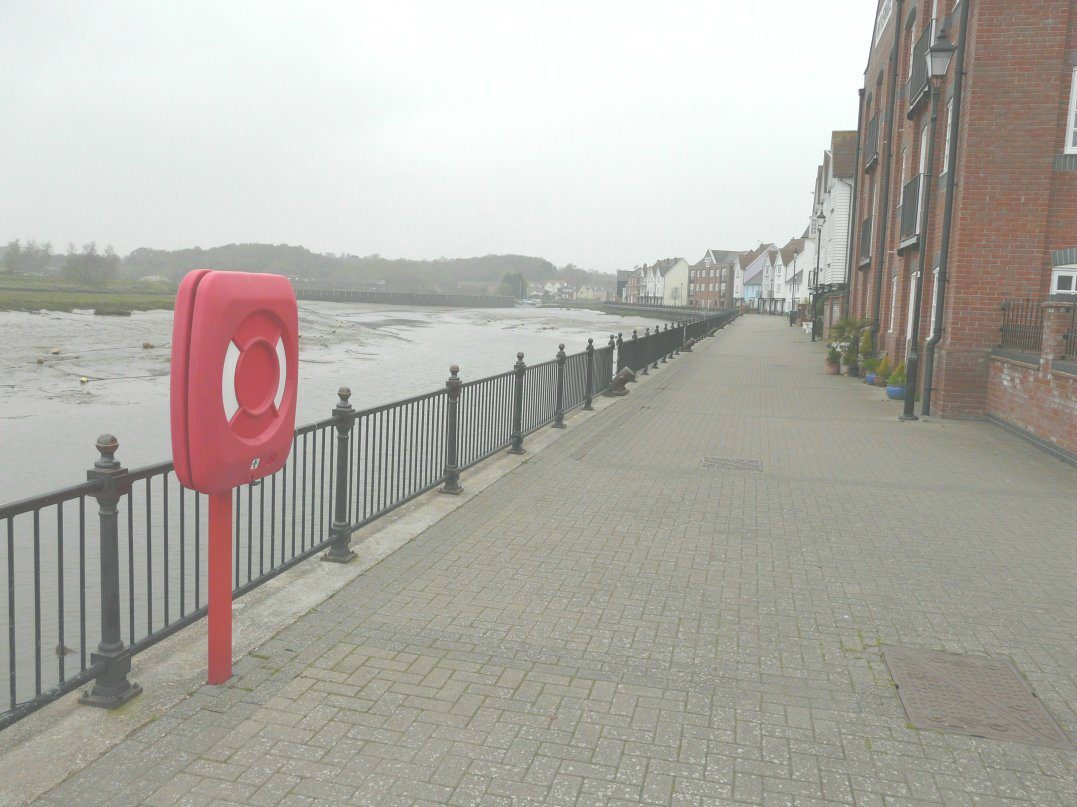 holiday let wivenhoe - Looking west along the waterfront of the River Colne