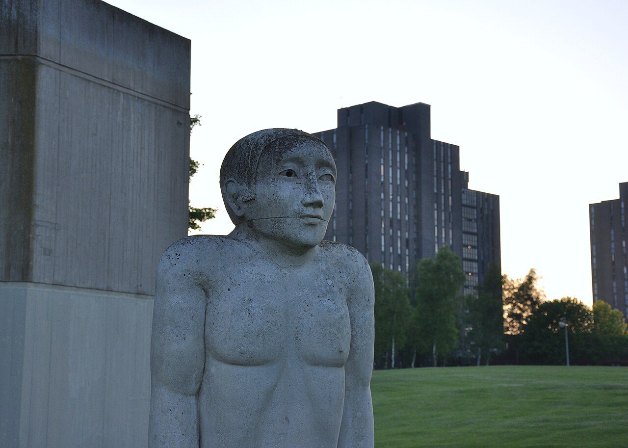 wivenhoe trail walk - Statue in Wivenhoe Park, University of Essex